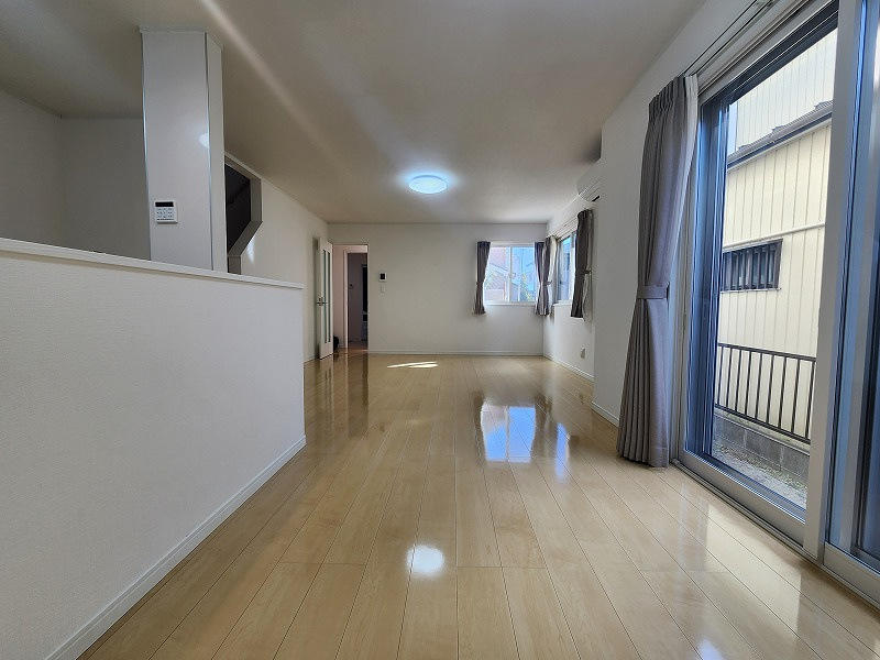 小牧市新町１丁目　中古戸建の居間・リビング|こちらのリビングで趣味の時間をお楽しみください