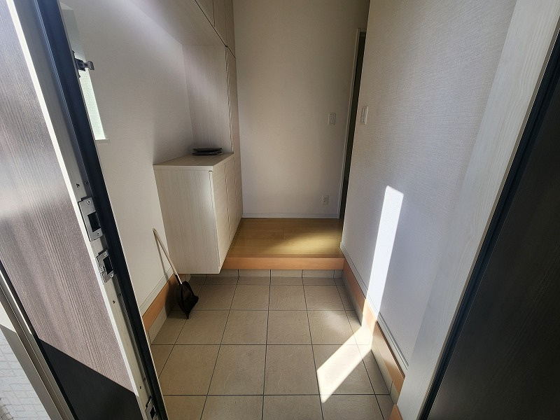 小牧市新町１丁目　中古戸建の玄関|ゆったりとした玄関です