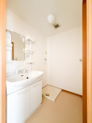 クレシア大高台の洗面所|明るい洗面所です