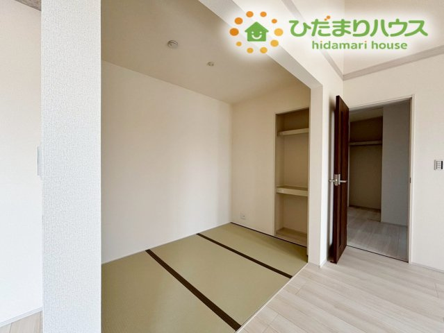 深谷市宿根　第3　新築一戸建て　リーブルガーデン　01の和室|リビングの隣に配置された和室は、扉を開放すれば一体感のある広い空間として活用できます！お子様の遊び場やちょっとしたお昼寝スペース、急な来客時の客間としてもマルチに使える万能なリラックス空間です♪