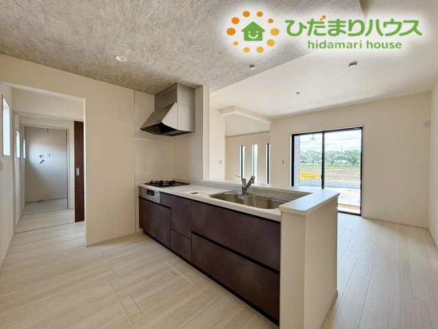 深谷市宿根　第3　新築一戸建て　リーブルガーデン　01のキッチン|毎日のお料理が楽しくなる、機能性とデザイン性を両立したシステムキッチンです！引き出し収納が豊富で調理器具をすっきり片付けられるほか、シンク周りも広いためお皿洗いや食材の下準備も手際よく行えます♪