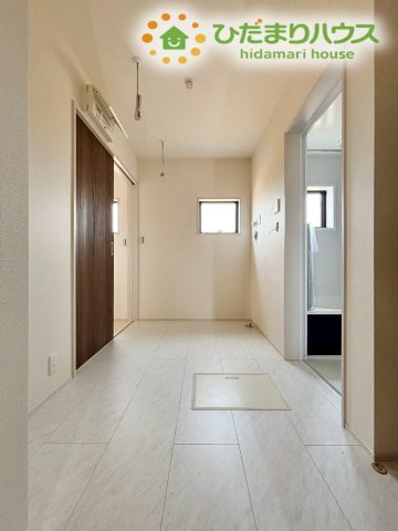 深谷市宿根　第3　新築一戸建て　リーブルガーデン　01のランドリースペース|洗面所から直結した、洗濯作業が一歩で完結する便利なランドリースペースです！雨の日や花粉の季節でも天気を気にせず室内にたくさんの洗濯物を干すことができ、共働きで忙しい毎日の家事時間を大幅に短縮します♪