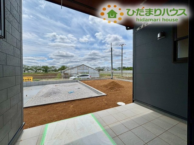深谷市宿根　第3　新築一戸建て　リーブルガーデン　01の庭|リビングから気軽に出入りができる、日当たりが良く気持ちの良いプライベートなスペースです！テーブル設置して涼んだり、プランターで家庭菜園を楽しんだり、季節ごとの趣味を家族みんなで満喫できます♪
