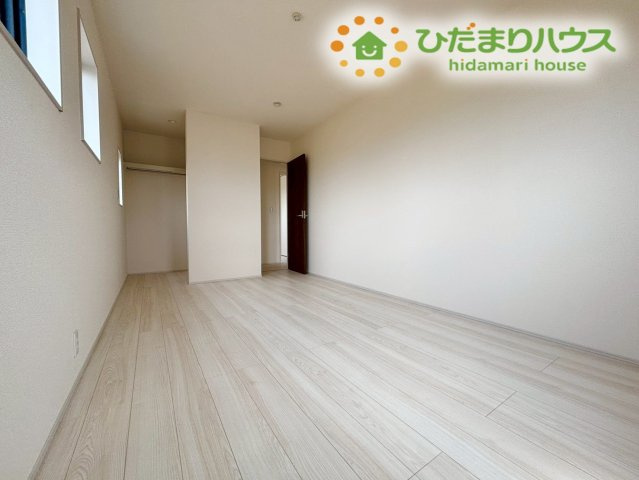 深谷市宿根　第3　新築一戸建て　リーブルガーデン　01の寝室|主寝室にふさわしい、ダブルベッドを置いてもゆとりのある広さを確保した洋室です！明るい色調のフローリングが心地よい眠りを誘い、大きなクローゼットも完備しているためお部屋をいつでも綺麗に保てます♪
