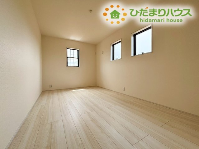深谷市宿根　第3　新築一戸建て　リーブルガーデン　01の寝室|2面採光を取り入れることで、一日を通して爽やかな光と心地よい風が通り抜ける寝室です！毎朝気持ちの良い目覚めを迎えることができ、夜は静かに落ち着いて読書や趣味の時間を過ごせるプライベート空間です♪