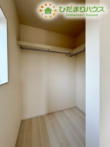 深谷市宿根　第3　新築一戸建て　リーブルガーデン　01の収納|お洋服をハンガーに掛けたまま大量に収納できる、広々としたウォークインクローゼットです！スーツケースや季節物の家電など、かさばる荷物もまるごと1カ所に保管できるためお部屋全体の片付けが楽になります♪