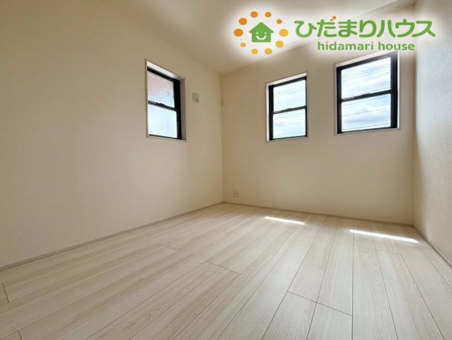 深谷市宿根　第3　新築一戸建て　リーブルガーデン　01の子供部屋|高い位置に窓を配置することで、プライバシーをしっかり守りながら安定した採光を確保した子供部屋です！明るく開放的な雰囲気でお勉強にも集中しやすく、のびのびと個人の時間を過ごせる空間になっています♪