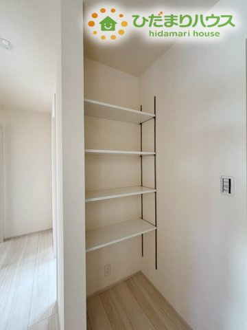 深谷市宿根　第3　新築一戸建て　リーブルガーデン　01の収納|棚がしっかり備わった収納は、日用品や季節物を整理しやすく片付けがスムーズ♪空間を無駄なく使えるので、室内をすっきり保ちやすく、居住スペースに余計な家具を置く必要がないため、お部屋を広々と使えますね♪