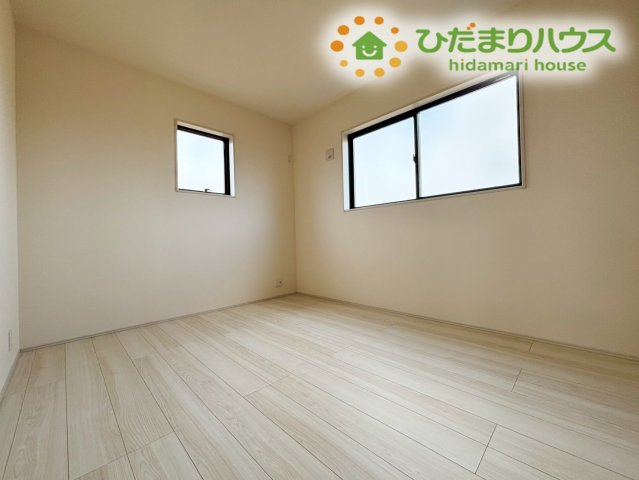 深谷市宿根　第3　新築一戸建て　リーブルガーデン　01の洋室|広い窓から光がたっぷり差し込む洋室は、朝の支度も気持ちよく進む明るさ♪家具の配置がしやすい形で、趣味やくつろぎの時間を心地よく過ごせる空間です!