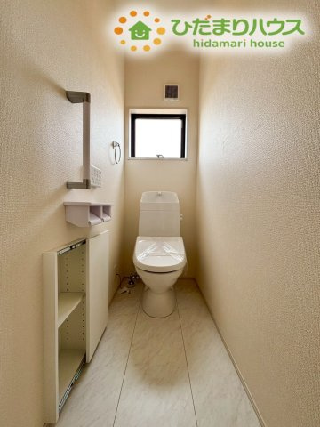 深谷市宿根　第3　新築一戸建て　リーブルガーデン　01のトイレ|もう1箇所のトイレも清潔感あふれる空間になっており、朝の忙しい時間帯の混雑をスマートに解消してくれます！小さなお子様からお年寄りまで、家族みんなが毎日ストレスなく快適に使用できる安心の設備です♪