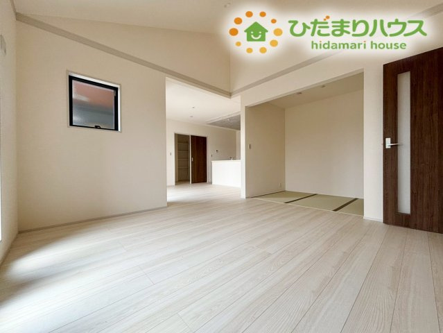 深谷市宿根　第3　新築一戸建て　リーブルガーデン　01の居間・リビング|大きな窓から心地よい光が差し込む、明るく開放感に溢れたリビングダイニングです！家族みんなが自然と集まりたくなるゆったりとした広さがあり、お好みのソファや家具を自由に配置して心地よく過ごせます♪