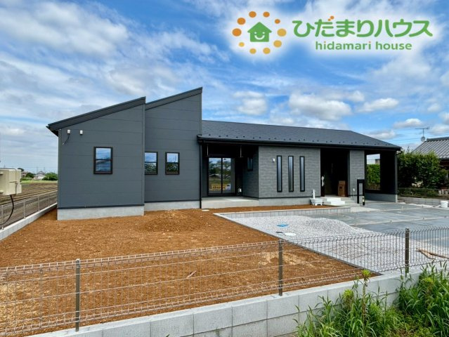 深谷市宿根　第3　新築一戸建て　リーブルガーデン　01の外観|周囲に遮るものがなく、陽当りや風通しにも恵まれた開放的なロケーションの住まいです！平屋ならではの落ち着いた佇まいで、どっしりとした安定感とモダンで洗練された印象を合わせ持つ飽きのこないデザインです！