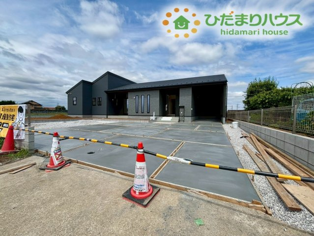 深谷市宿根　第3　新築一戸建て　リーブルガーデン　01の駐車場|前面に広がるカースペースは、車を複数台お持ちの方でもゆとりを持って駐車できる広さです！段差が少なく綺麗に舗装されているため、駐車が苦手な方でもスムーズに出し入れが行えてストレスフリーです♪