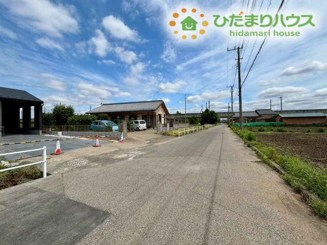 深谷市宿根　第3　新築一戸建て　リーブルガーデン　01の前面道路含む現地写真|見通しが良くすっきりとした平坦な前面道路に面しており、お車の出し入れや対向車とのすれ違いも安心です！交通量が落ち着いた環境のため、小さなお子様がいるご家庭でも毎日の通学や外出をサポートします♪