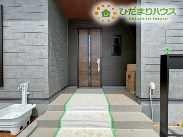 深谷市宿根　第3　新築一戸建て　リーブルガーデン　01のエントランス|モダンな色調のタイルと木目調のドアが調和した、落ち着きのあるエントランスです！深い庇が設置されているため、雨の日でも傘を差しながら落ち着いて鍵を開け閉めでき、荷物が多い日も濡れずに安心ですね♪
