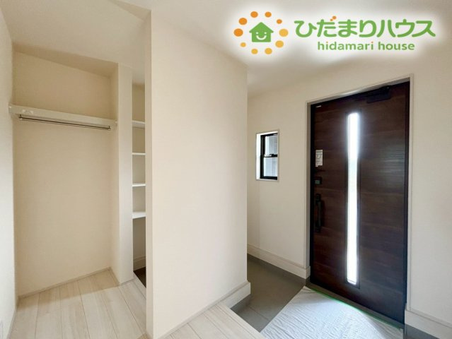 深谷市宿根　第3　新築一戸建て　リーブルガーデン　01の玄関|すっきりとした空間を保てる大容量のシューズボックスを備えた玄関です！南側から明るい光が差し込むため暗くなりがちな玄関口を爽やかに演出でき、毎朝気持ちよく家族を送り出せる空間に仕上がっています♪