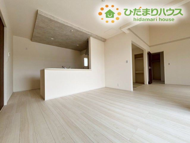 深谷市宿根　第3　新築一戸建て　リーブルガーデン　01の居間・リビング|キッチンからリビング全体が見渡せるため、お料理中もリビングで遊ぶお子様の様子をしっかり見守れます！会話を楽しみながら家事が進められる対面式を採用しており、家族とのコミュニケーションも弾みます♪