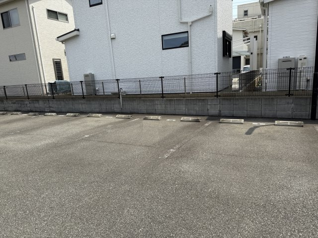 プリムールコートの駐車場