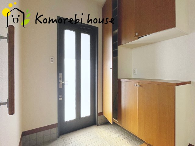 鴻巣市宮地　中古戸建の玄関|明るい玄関です
