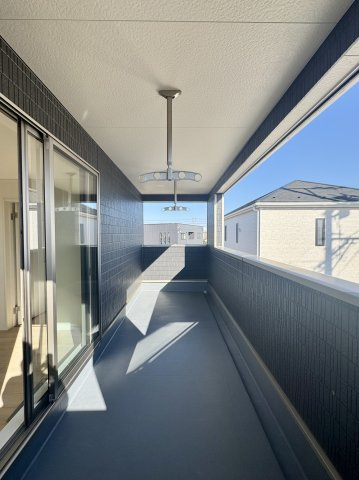 磐田市国府台　第2　1号棟のバルコニー|日当たりの良いワイドバルコニーです。洗濯物もたっぷり干せます。