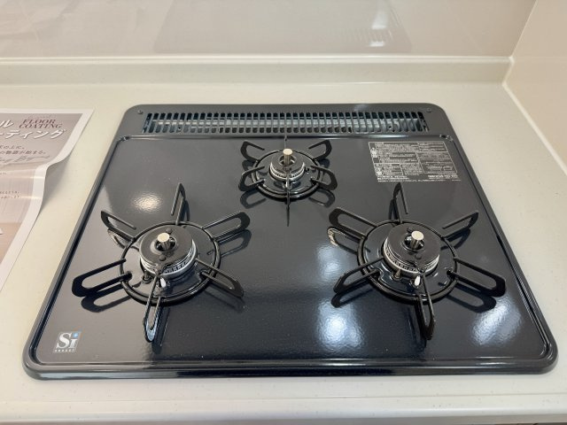 磐田市国府台　第2　1号棟の設備|三口コンロです。