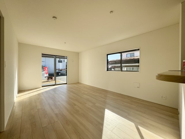 磐田市国府台　第2　1号棟の居間・リビング|木のぬくもりを感じるフローリングと、自然光が心地よい開放的なLDKです！