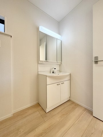 磐田市国府台　第2　1号棟の独立洗面台|収納付きで身支度がしやすい、清潔感のある洗面化粧台です。