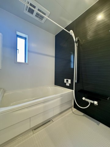 磐田市国府台　第2　1号棟の浴室|シックなアクセントパネルが映える、窓付きで快適な浴室です。