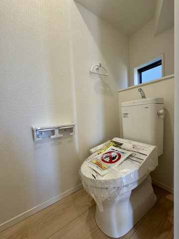 磐田市国府台　第2　1号棟のトイレ|白を基調とした、すっきりとした印象のトイレです。