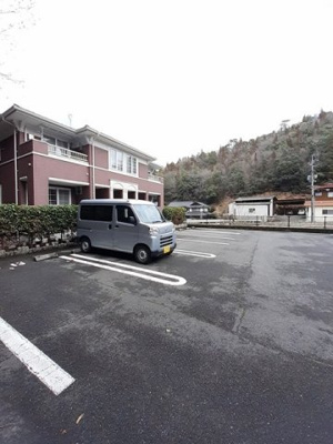 【駐車場】 | ルナ・サプリームＢ | 駐車場完備です