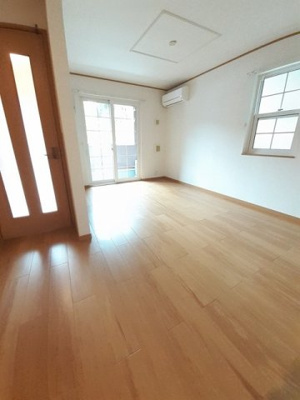 【居間・リビング】 | ルナ・サプリームＢ | こちらの居間で趣味の時間をお楽しみください