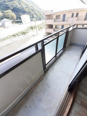 【バルコニー】 | ヴィラ明神 | お洗濯にも便利なバルコニー付き