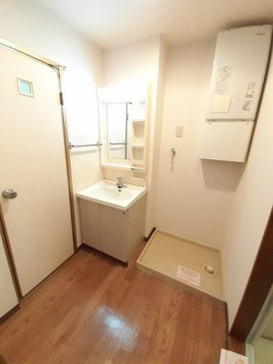 【洗面所】 | ヴィラ明神 | 広い洗面スペース