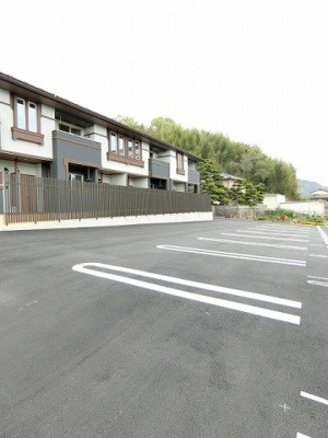 【駐車場】 | ミディ　リヴィエール | カースペースがあります