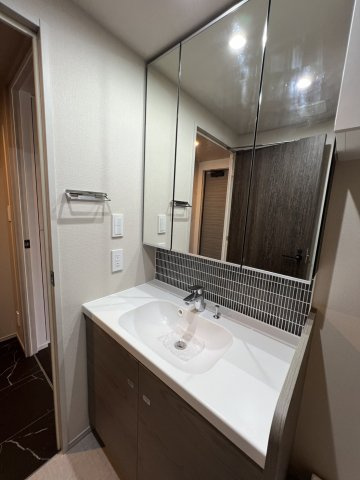 鏡がとても大きく、流し横に小物置けます！