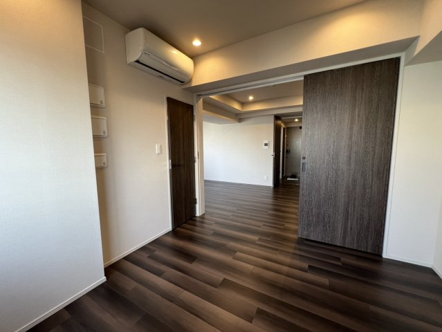 白い壁と黒い扉のコントラストがいいですね！