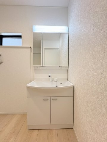 三郷市天神1丁目　新築戸建　全1棟の独立洗面台|同施工会社の参考写真になります。