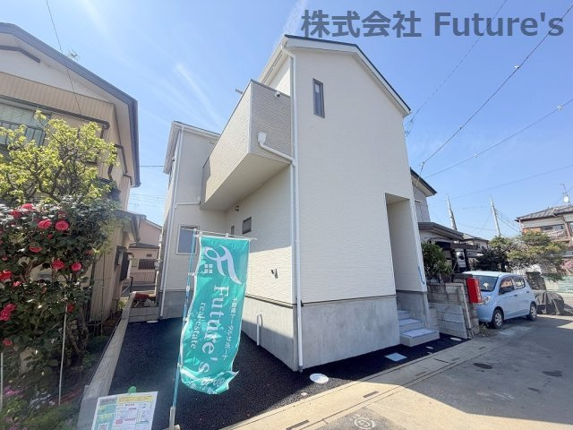 三郷市天神1丁目　新築戸建　全1棟の外観|ピアラシティ近くで、日常の買い物や外食にも便利。生活利便性の高い住環境です。