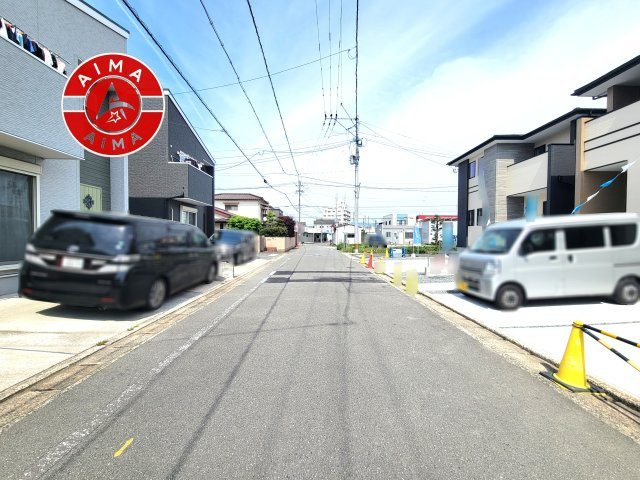 福岡市南区警弥郷2丁目第1-2棟（1号棟）の前面道路含む現地写真|前面道路は閑静な住宅地をはしる車通りの少ない道路。お車の出し入れが苦手なママや小さなお子様にも安心ですね。しっかり舗装もされているので、ベビーカーや自転車で通っても快適に通行できます。