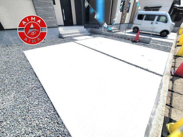 福岡市南区警弥郷2丁目第1-2棟（1号棟）の駐車場|広々した駐車場になります。3台並列駐車となります。