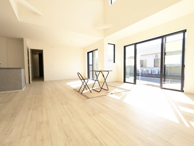 水戸市小吹町2期の居間・リビング|リビングの写真です。大きな窓があり陽射しが差し込みます。お子様の目を離すことなく片付け・お料理ができ安心です～♪