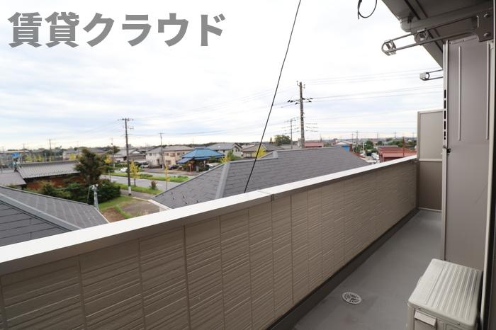 ルミエール更級のバルコニー|開放的で明るい空間を演出してくれるバルコニーです