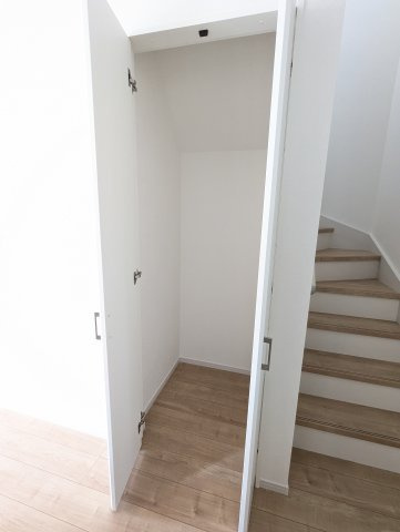 水戸市小吹町2期の収納|リビング収納で掃除機などをすっきりしまっておけます♪