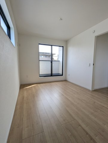 水戸市小吹町2期の洋室|採光・通風が良く毎朝気持ち良く起床ができ・・日中も日差しが降り注ぐ～暖かいお部屋です。