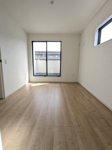 水戸市小吹町2期の洋室|木の温もりがナチュラルで窓から差し込む優しい光にぴったりの空間プライベート空間が楽しめます～！