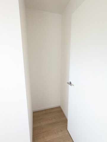 水戸市小吹町2期の収納|ウォークインクローゼットには、季節ものの家電や掃除機などがすっきり収納できます