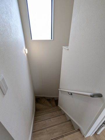 水戸市小吹町2期の内装|窓付きの階段は明るく、手すり付きで小さなお子様でも安心です