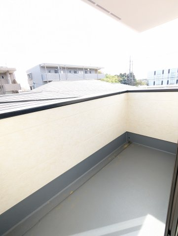 水戸市小吹町2期のバルコニー|暖かな日差しのふりそそぐ広々バルコニー、たくさんの洗濯物が干せます～