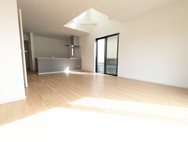 水戸市小吹町2期の居間・リビング|リビングの写真です。大きな窓があり陽射しが差し込みます。お子様の目を離すことなく片付け・お料理ができ安心です～♪