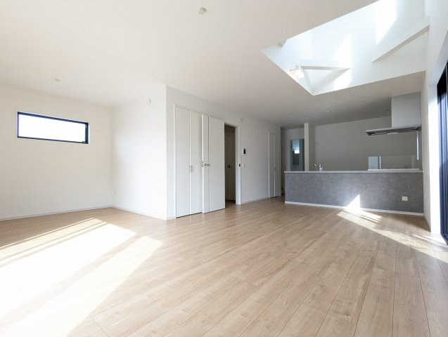 水戸市小吹町2期の居間・リビング|開放感のある吹き抜け天井からは暖かな光がリビングに降り注ぎます。